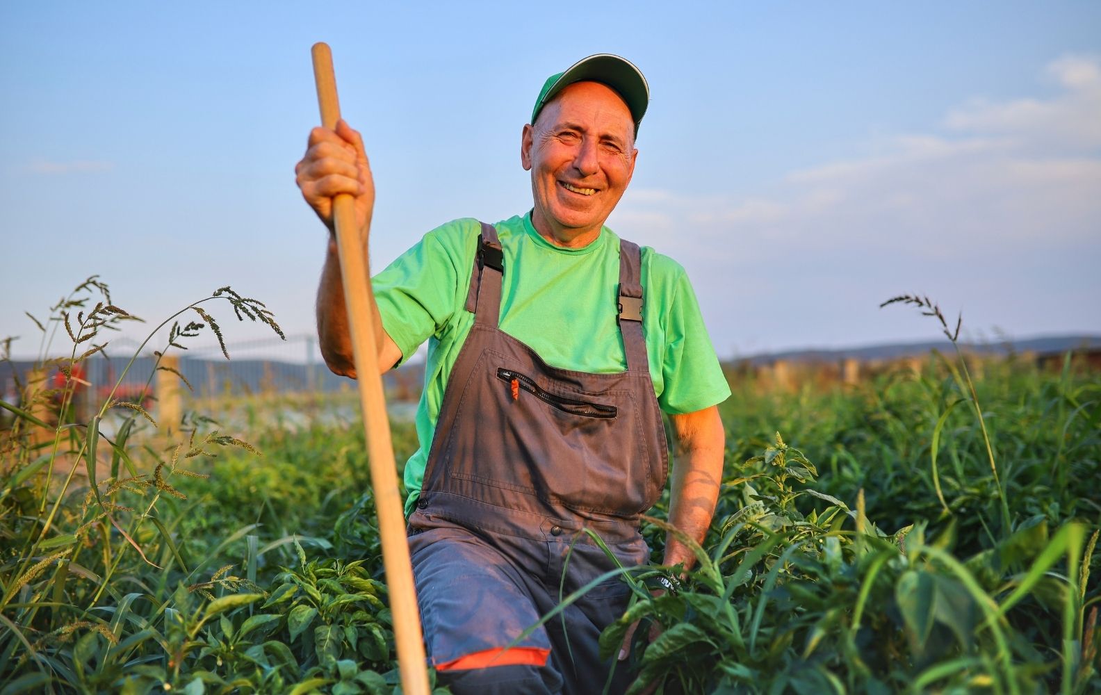 Produtor rural parceiro da ACC sorrindo em campo